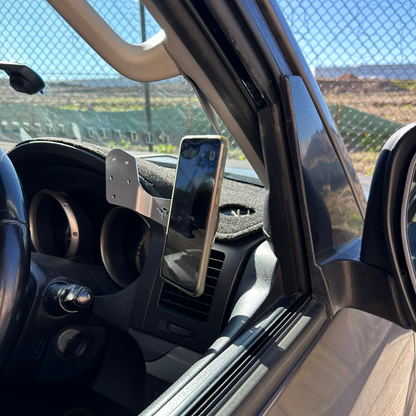 Mitsubishi Pajero Phone & UHF Mount